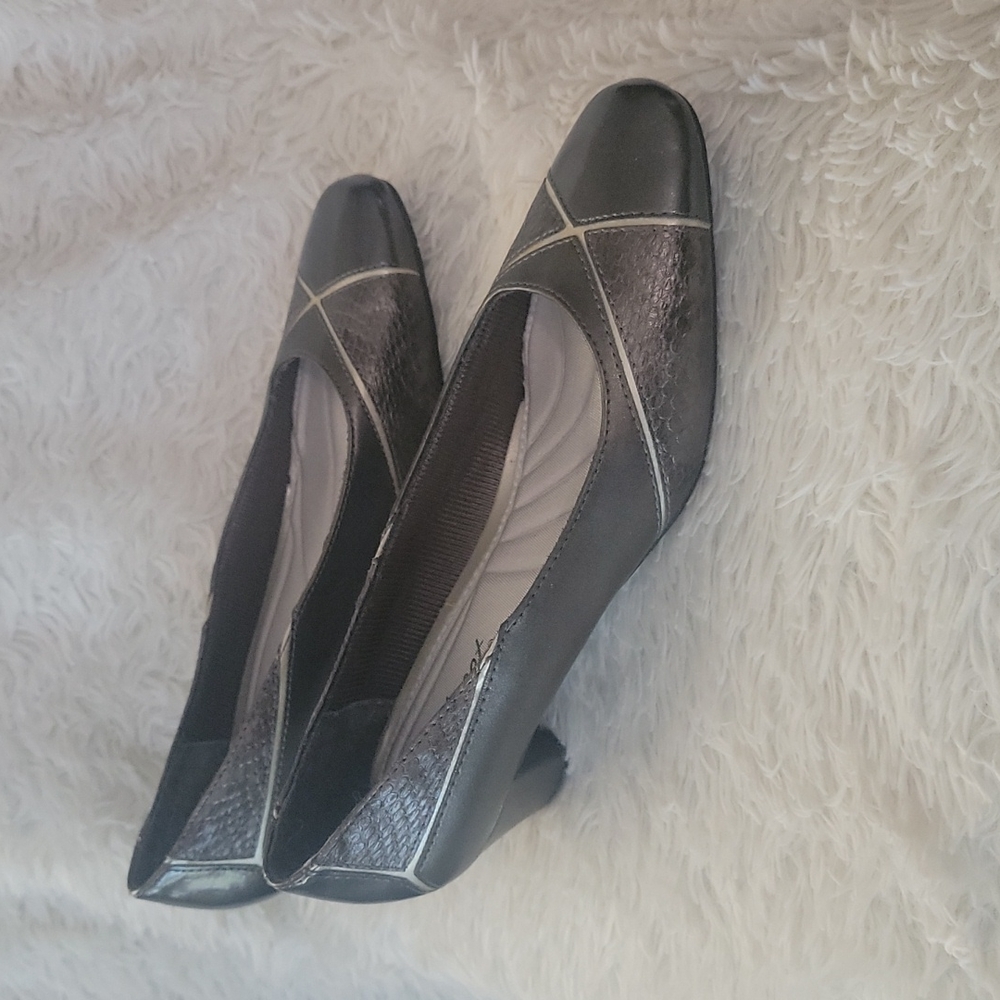 Size 7.5 Women's Easy Street Silver Snake Print Heels - Picture 4 of 10